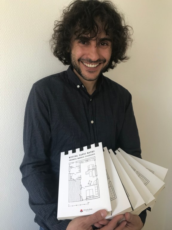 Miguel con las novelas